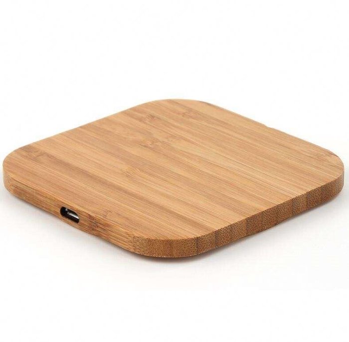 Cargador inalámbrico de bambú, detalle del puerto USB-C